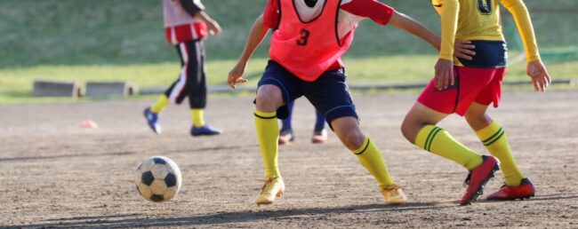 サッカーをしている子どもの写真