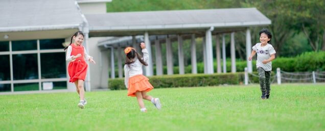 遊ぶ子どもたちの写真