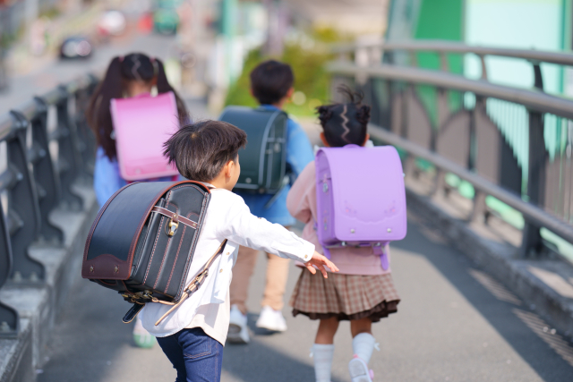 登校する子どもたち