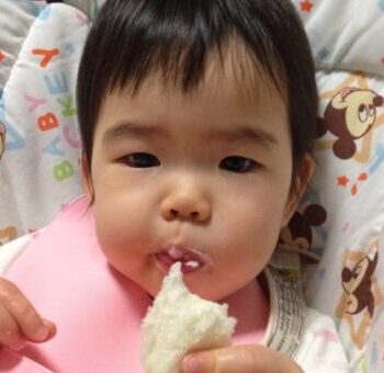 パンを食べるこども